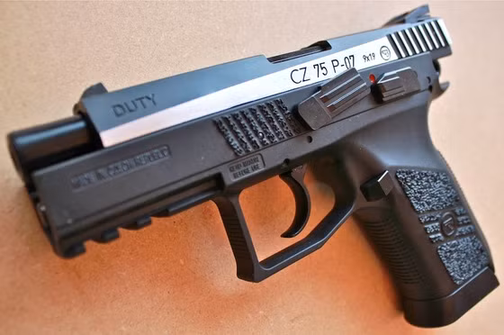 Phiên bản mới nhất CZ 75-P07 Duty mà Việt Nam đang sử dụng được ra mắt vào năm 2009 và sản xuất đại trà vào năm 2012. Nguồn ảnh: Replica