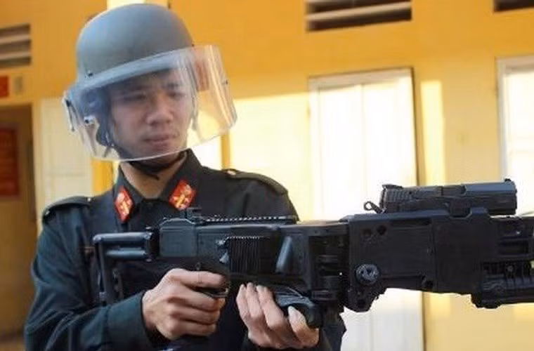 Ngoài ra súng còn được gắn vào súng bẻ góc để tạo nên một loại vũ khí cực kỳ nguy hiểm. Nguồn ảnh: CAND