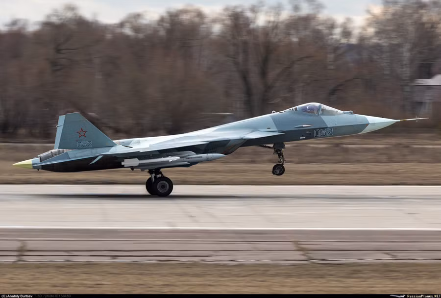  Sukhoi PAK FA T-50 thực hiện chuyến bay đầu tiên năm 2010. Theo kế hoạch 5 máy bay đầu tiên sẽ được bàn giao cho không quân Nga trong năm nay. Và sản xuất loạt sẽ diễn ra trong năm 2018. Nguồn ảnh: bastion