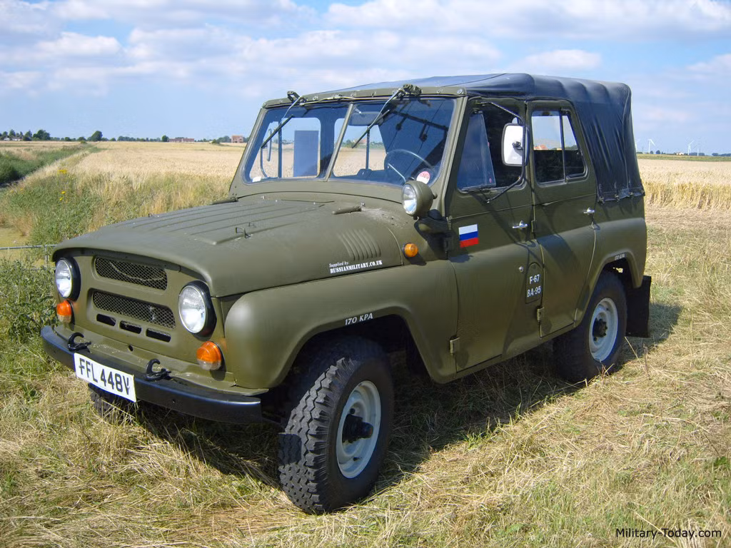 Nhược điểm của UAZ là độ tiện nghi kém, đặc trưng của các dòng xe quân sự do Liên Xô chế tạo. Ngoài ra, xe chỉ phục vụ chủ yếu cho nhiệm vụ chở quân, phục vụ việc đi lại của giới sĩ quan giữa các đơn vị, hoặc kéo pháo nhẹ, không có khả năng làm khung gầm để lắp vũ khí như các xe khác. Ảnh: Military Today.