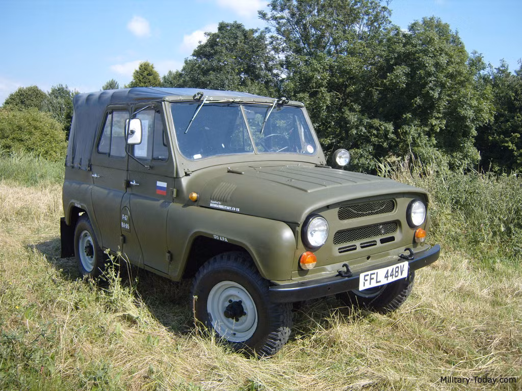 UAZ-469, Nga. Đây là dòng xe quân sự huyền thoại của Liên Xô được chế tạo vào đầu những năm 1960. Nồi đồng, cối đá, dễ sản xuất, dễ sử dụng và sửa chữa, thích nghi với hầu hết các điều kiện thời tiết khắc nghiệt. Hơn 2 triệu chiếc đã được xuất xưởng, phục vụ ở hơn 70 quốc gia trên thế giới. Ảnh: Military Today.