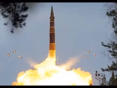 Theo các thông tin được đăng tải trên trang Sputnik của Nga, nước này đã vừa thử nghiệm thành công tên lửa đạn đạo liên lục địa (ICBM) RS-12M Topol với loại đầu đạn cải tiến đời mới. Nguồn ảnh: Youtube.