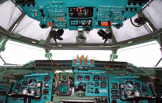 Tu-95 có số lượng phi hành đoàn không cố định, có thể từ 6 tới 7 người tùy từng nhiệm vụ cụ thể. Điểm đặc biệt không gian bên trong máy bay khá rộng hoàn toàn đủ chỗ cho một phi hành đoàn 10 người cho một hành trình bay dài hàng ngàn km. Ảnh: Vị trí buồng lái của phi công Tu-95 với thiết kế buồng lái đặc trưng công nghệ hàng không Liên Xô. Nguồn ảnh: National.