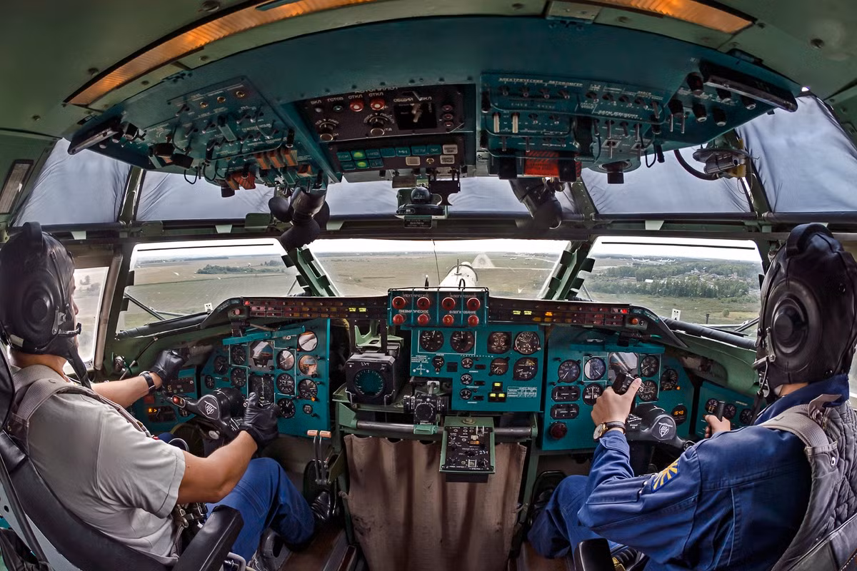 Khác với nhiều loại máy bay sau này, ở vị trí giữa hai phi công trong khoang lái của Tu-95 hoàn toàn không có bảng điều khiển để tiện cho việc đi lại giữa mũi máy bay và các khoang phía sau. Nguồn ảnh: Wiki.