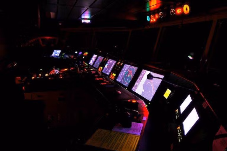 Vì sao tàu khu trục USS Fitzgerald bị tông nát bét? Vi sao tau khu truc USS Fitzgerald bi tong nat bet?