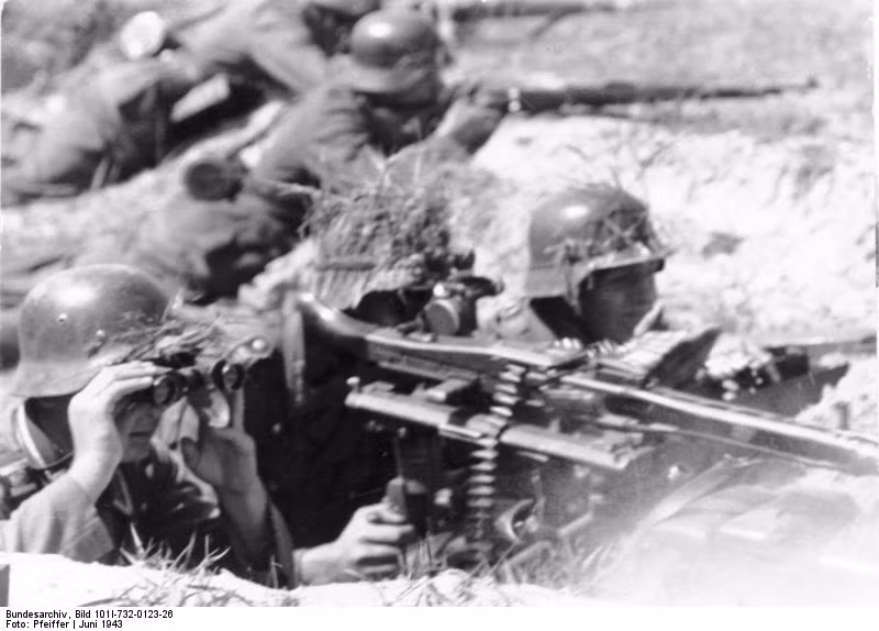 Sử dụng những viên đạn vạch đường, xạ thủ súng máy MG-42 có thể theo dõi chính xác đường bay của từng viên đạn mình vừa bắn ra qua ống ngắm, qua đó có thể điều chỉnh đường đạn chính xác hơn sau mỗi loạt đạn. Nguồn ảnh: Pinterest.