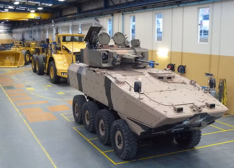 Terrex 3 được trang bị động cơ diesel Caterpillar C9.3, công suất 600 mã lực, tốc độ tối đa 90 km/h, dự trữ hành trình 600 km. Xe có khả năng leo dốc 60 độ, chạy ở đường nghiêng 30 độ, lội nước sâu 1,2 m. Ảnh: Israel defense