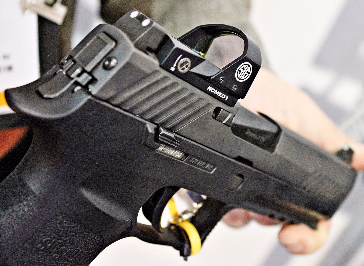 Hiện tại Lục quân Mỹ còn sử dụng thêm một mẫu súng lục khác Beretta M9, tuy nhiên nó lại không thể vượt qua được người tiền nhiệm M1911. Và P320 có thể làm được điều này hay không thì cần phải có thêm thời gian mới trả lời được . Nguồn ảnh: Shoot.
