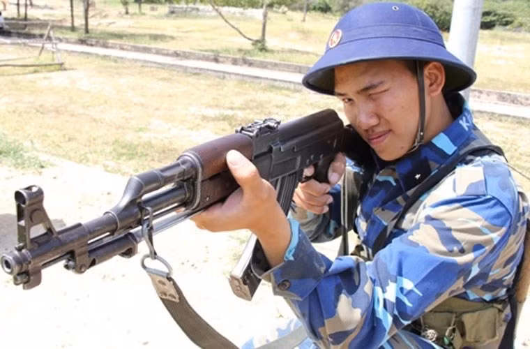 Khi AK-47 mới được ra đời, nó được các nước NATO xếp vào hạng "súng trường tự động" vì nó sử dụng cỡ đạn 7,62mm của súng trường. Yếu tố "tự động" được thêm vào để phân biệt AK-47 với các khẩu súng trường "bán tự động" và "không tự động" khác. Nguồn ảnh: Tintuc.