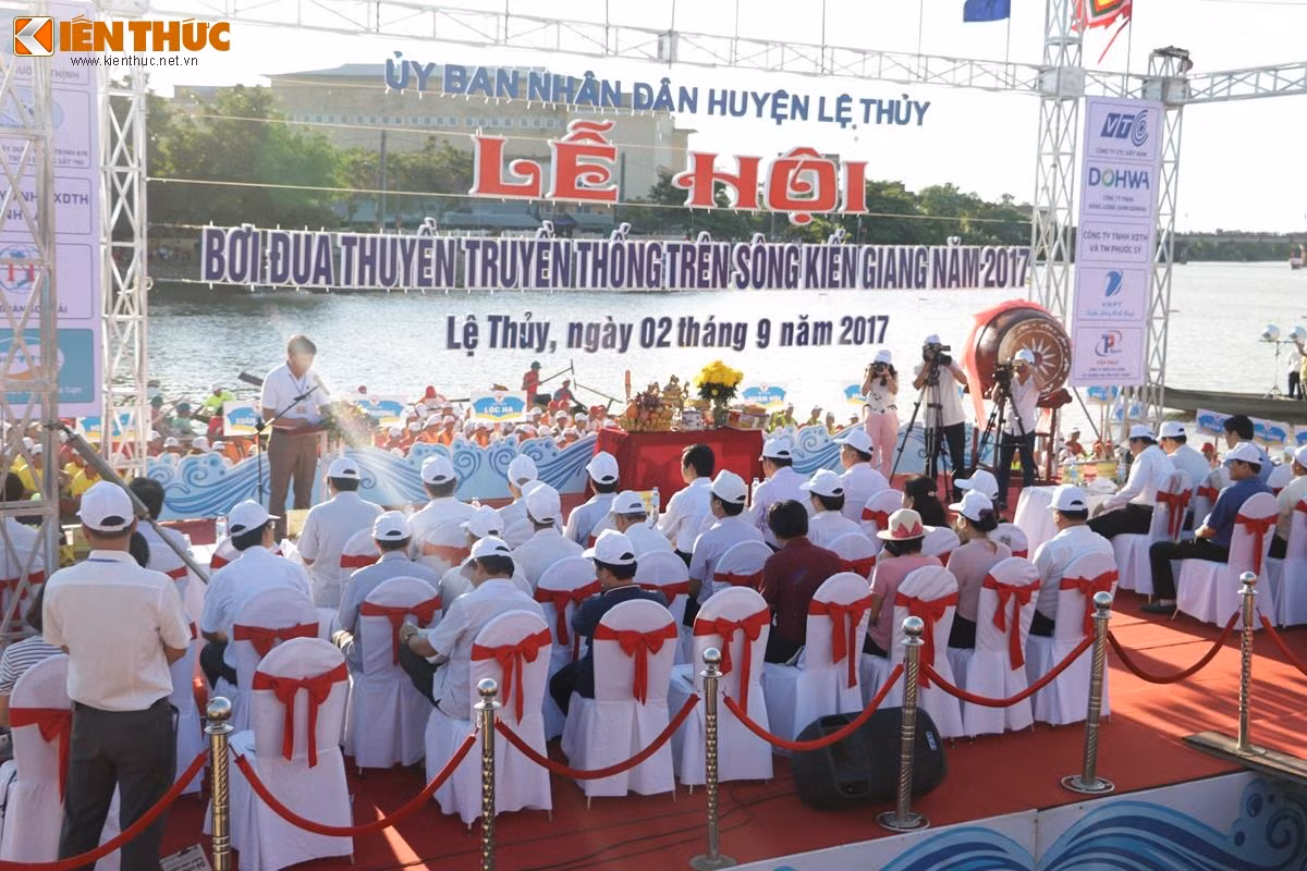 Sáng ngày 2/9, lễ hội bơi, đua thuyền truyền thống mừng Quốc khánh lại tưng bừng diễn ra trên sông Kiến Giang, huyện Lệ Thủy, tỉnh Quảng Bình - quê hương của Đại tướng Võ Nguyên Giáp. Ảnh: Quốc Minh.