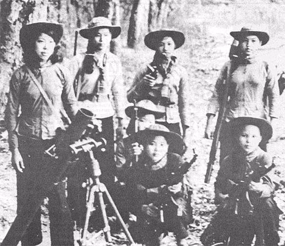Tuy nhiên, mũ tai bèo cũng không phải là không có điểm yếu. Cụ thể, loại mũ này hoàn toàn không có tác dụng chống đỡ mảnh văng, mảnh rơi của bom đạn, càng không thể chống đỡ được những viên đạn bắn trực diện từ phía đối phương, thậm chí đạn đập xuống đất nảy lên chiếc mũ tai bèo này cũng không thể đỡ được. Nguồn ảnh: Qoura.