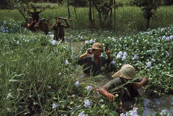 Một điểm yếu chí tử nữa của khẩu súng trường M16 đó là nó có băng đạn quá ít, chỉ 20 viên. Với tốc độ bắn nhanh tới 950 phát trên phút, băng đạn 20 viên sẽ hết "veo" chỉ trong nháy mắt. Điều kỳ lạ đó là trong suốt thời gian được sử dụng tại Việt Nam, dù có rất nhiều lời kêu ca, thậm chí là chửi rủa của binh lính được gửi về Lầu Năm Góc nhưng người ta vẫn không chịu... sản xuất ra băng đạn 30 viên cho những khẩu súng này. Nguồn ảnh: Brita.
