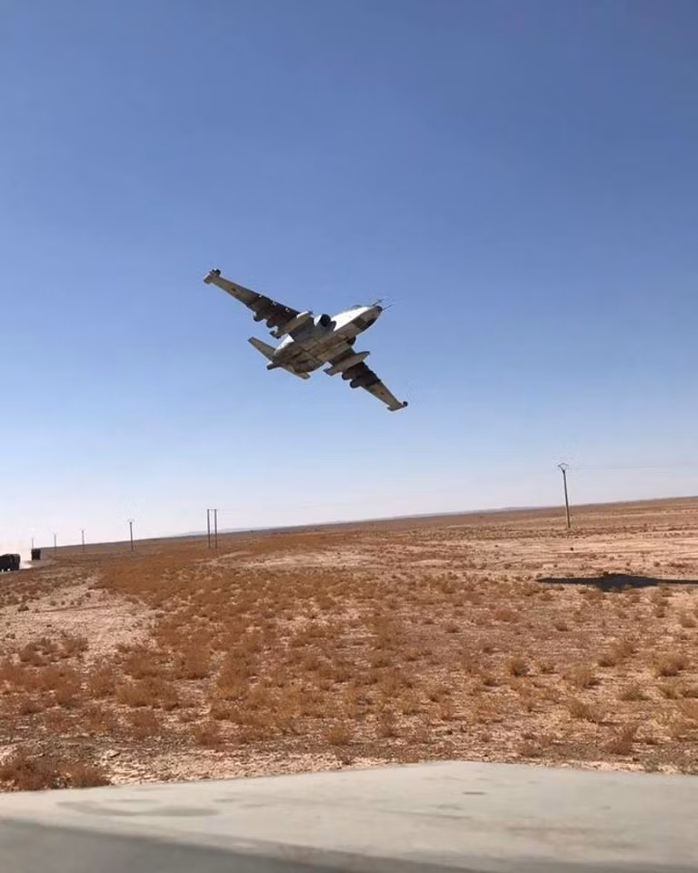 Và dĩ nhiên những chiếc Su-25 này đều thuộc các phi đội chiến đấu cơ của Không quân Nga đang đóng tại Syria. Để hỗ trợ cho Quân đội chính phủ Syria trên chiến trường, phía Không quân Nga đã thực hiện tổng cộng khoảng 50 phi vụ, tấn công 180 lần vào các vị trí phòng thủ của lực lượng khủ bố xung quanh khu vực Deir Ezzor . Nguồn ảnh: MIR.