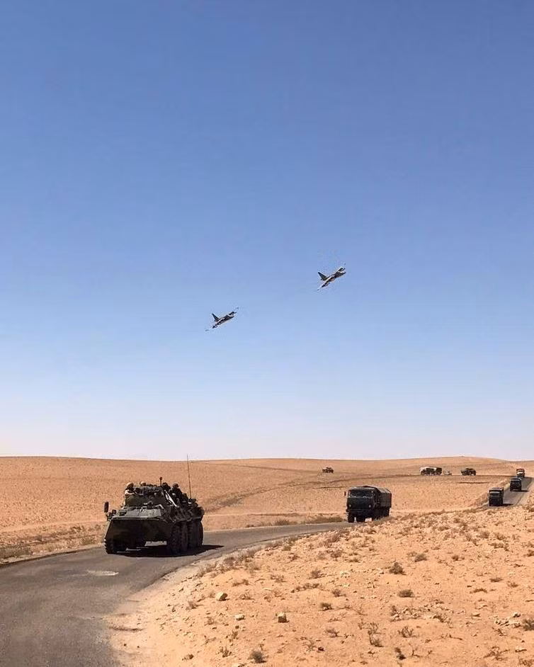 Đoàn xe của công binh Nga tiến vào Deir Ezzor dưới sự yểm trợ của những chiếc cường kích Su-25, đây thực sự là hình ảnh khá hiếm thấy trên chiến trường Syria. Nguồn ảnh: MIR.