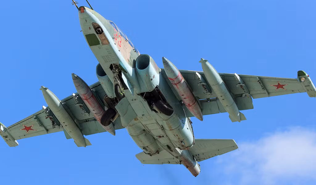 Hiện nay, Su-25 cùng với A-10 của Mỹ là hai dòng chiến đấu cơ đúng chuẩn "cường kích" nhất trên thế giới. Mặc dù có thể trang bị tên lửa không đối không nhưng nhiệm vụ chủ yếu của chúng chỉ thiên về tấn công các mục tiêu mặt đất với kho vũ khí mà bộ đôi này được trang bị. Nguồn ảnh: XN.