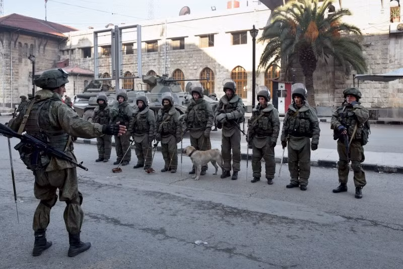 Giải phóng thành phố Aleppo, Syria khỏi sự kiểm soát của phe nổi dậy mới chỉ là bước đầu trong việc đưa cuộc sóng nơi đây trở lại bình thường. Sau khi thành phố được giải phóng, quân đội Nga đã điều động lực lượng đặc nhiệm xử lý bom mìn tới thành phố làm nhiệm vụ. Ảnh: Bộ Quốc phòng Nga.