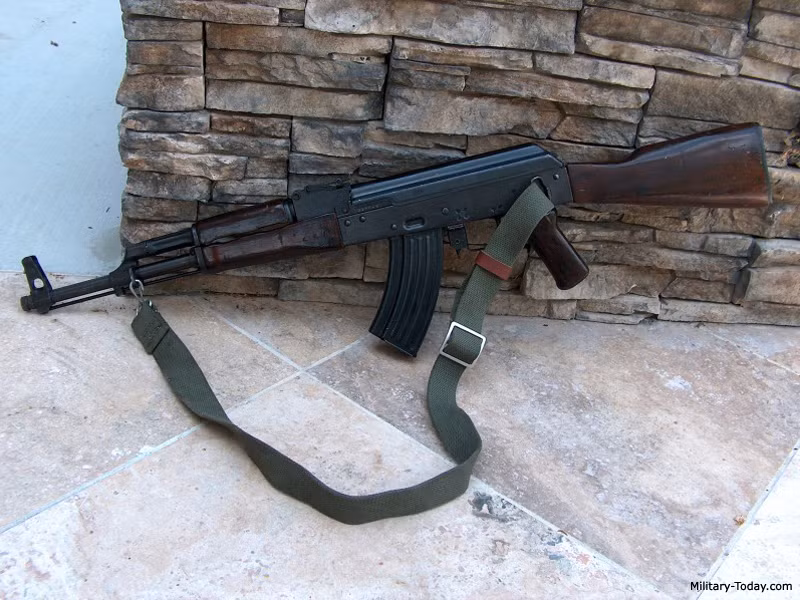 Theo Military Today, sau Chiến tranh Triều Tiên, Bình Nhưỡng được Liên Xô hỗ trợ kỹ thuật chuyển giao công nghệ sản xuất súng trường tấn công AK-47 với tên gọi Type-58, ám chỉ sản xuất vào năm 1958, tương tự cách định danh của Trung Quốc. Ảnh: Military Today.