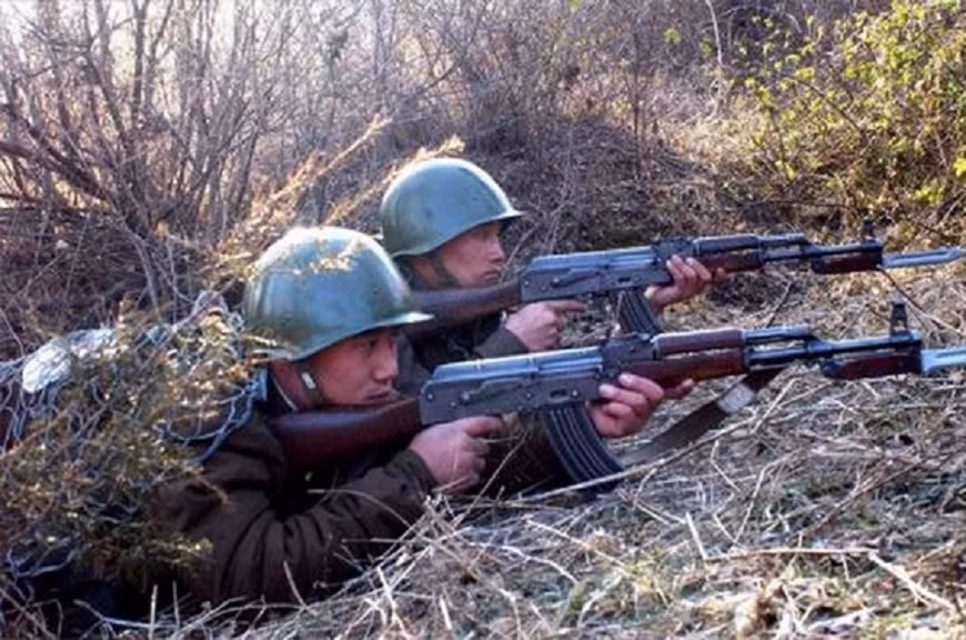 Type 68 đang được thay thế dần bằng Type 88 hiện đại hơn tương tự AK-74 của Nga. Ảnh: Photobucket.