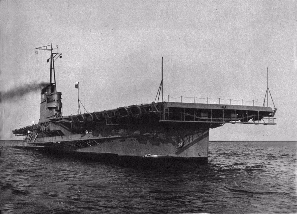 Tàu sân bay USS Wolverine của Mỹ có biên chế thủy thủ đoàn đầy đủ bao gồm 270 người và trong đó chỉ có các sỹ quan chỉ huy, thủy thủ làm nhiệm vụ lái tàu và một vài sỹ quan không quân hải quân làm nhiệm vụ điều tiết bay. Nguồn ảnh: Mlive.