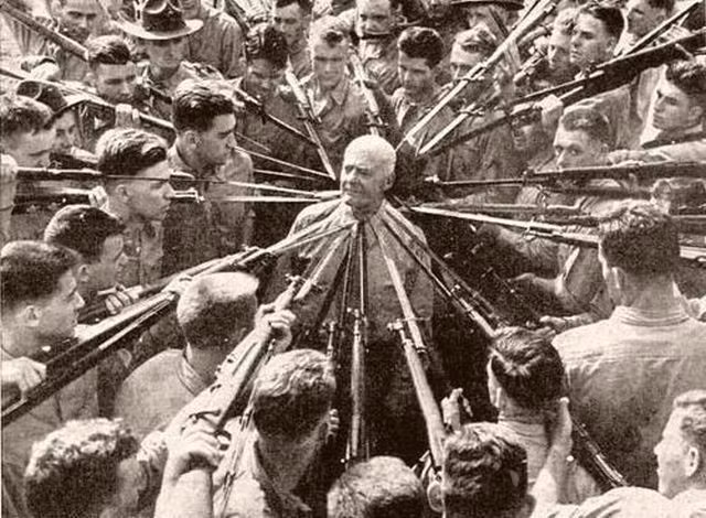 Trung tá Anthony Joseph Drexel Biddle, một chuyên gia dậy kỹ năng chiến đấu giáp lá cà bằng tay không yêu cầu các học viên khống chế ông ta bằng lưỡi lê và sau đó... ông đã hạ từng người một. Nguồn ảnh: History.