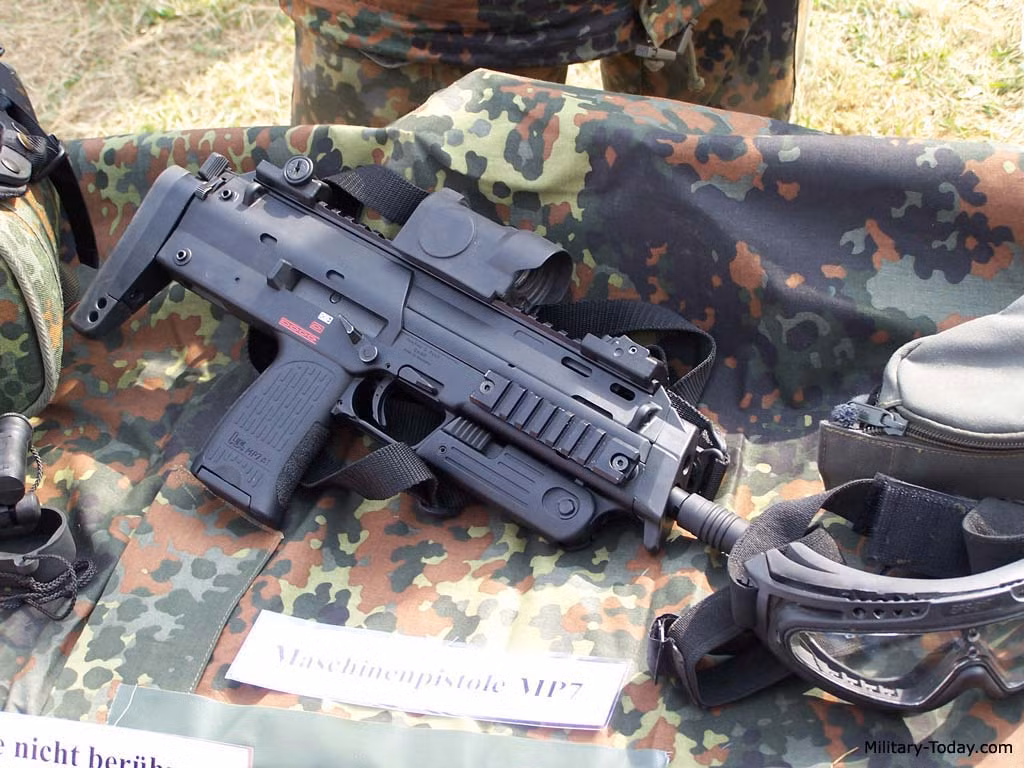 H&amp;K MP7 được phát triển trong khuôn khổ của chương trình Lính bộ binh tương lai (Infanterist der Zukunft) của quân đội Đức. MP7 xuất hiện lần đầu vào năm 2000 và nhanh chóng được đưa vào sản xuất 1 năm sau đó, đây cũng là đại diện súng tiểu liên đến từ Đức cạnh tranh với khẩu FN P90 của Bỉ. Ưu điểm của dòng súng này là cực gọn nhẹ với trọng lượng chỉ 1,2kg. Nguồn ảnh: Military Today