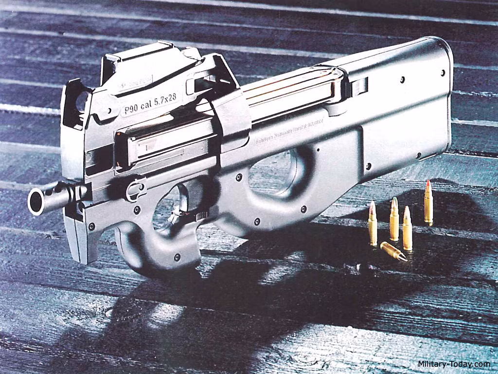 FN P90 là một loại súng tiểu liên thuộc loại vũ khí phòng vệ cá nhân được thiết kế bởi nhà sản xuất vũ khí FN Herstal của Bỉ vào cuối thập niên 1980 và đầu thập niên 1990. P90 ban đầu được thiết kế như là một súng cầm tay nhỏ gọn nhưng mạnh mẽ cho những người lái xe, những người điều hành các nhóm phục vụ quân nhu, hỗ trợ nhân viên, lực lượng đặc nhiệm và các đơn vị chống khủng bố. Nguồn ảnh: Military Today