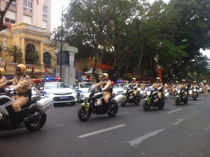 CSGT Ha Noi ra quan 100% phuc vu Dai hoi Dang 12-Hinh-4