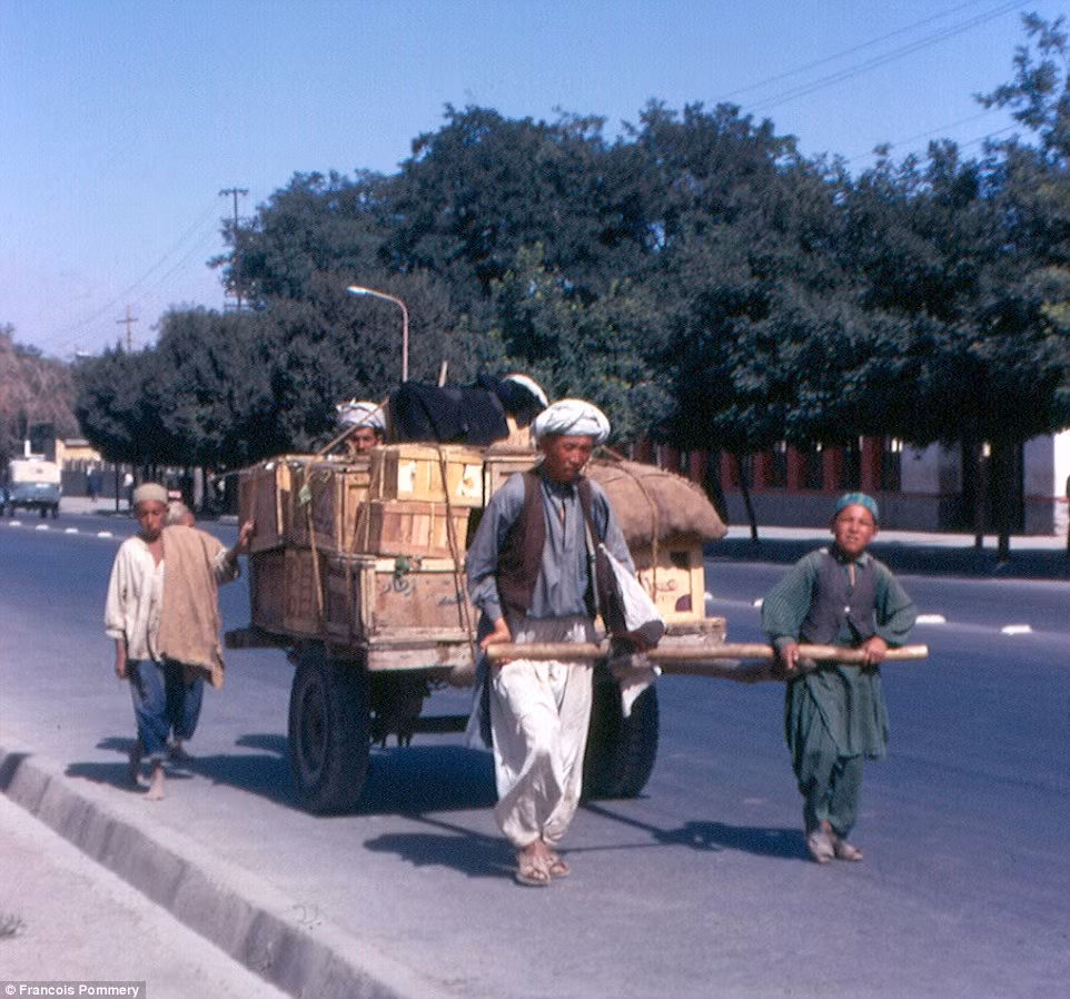 Đoàn xe thồ hàng trên con phố trải nhựa ở Afghanistan. Ảnh Daily Mail