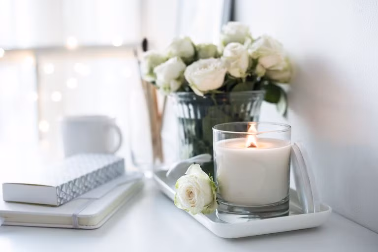 Thắp nến thơm Mùi hương phù hợp có thể giúp ích cho trạng thái tinh thần của bạn, và theo nghiên cứu từ Hiệp hội Khoa học Tâm lý, mùi hương hoa làm tăng cảm giác hạnh phúc. Vì vậy, hãy đốt cây nến thơm mà bạn yêu thích, hoặc tự thưởng cho mình một vài bông hoa tươi.