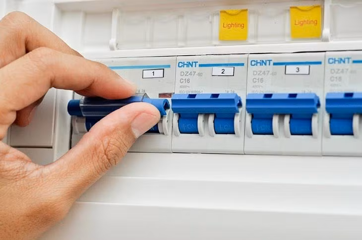 Ngắt cầu dao điện nơi xảy ra đám cháy bởi điện gây cháy nổ sẽ dẫn đến đám cháy bùng phát nhanh hơn. Khi lửa và khói đã chặn mất lối thoát nạn chính: Nếu ở tầng thấp thì có thể thoát ra ngoài qua đường cửa sổ hoặc ban công. Nếu không thể ra ngoài, hãy tập hợp mọi người vào một phòng, ngăn khói và lửa vào qua cửa bằng cách chặn các khe hở quanh cửa với khăn trải giường, chăn, quần áo ướt hoặc băng dính. Kêu cứu từ cửa sổ. (Ảnh minh họa) 