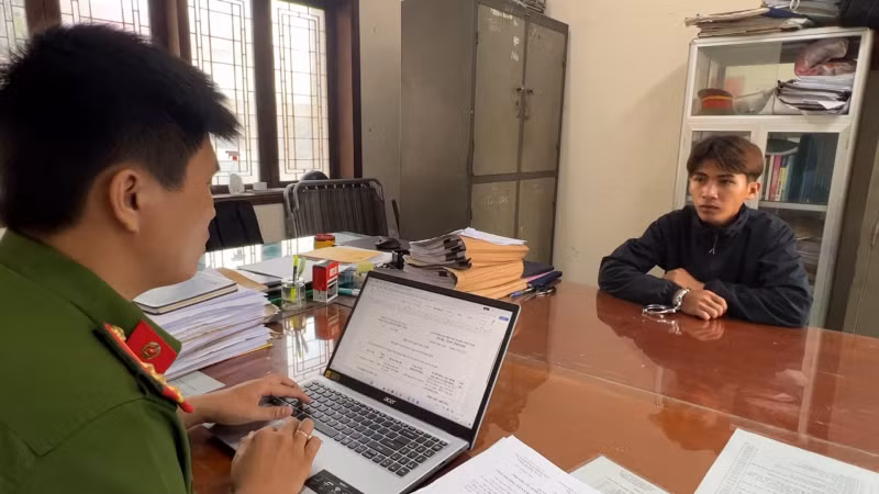  Mâu thuẫn trong đám cưới, dùng tuýp sắt đánh người: Đầu tháng 5/2023, trong khi tham dự đám cưới tại xã Ba Thành, huyện Ba Tơ, tỉnh Quảng Ngãi, Phạm Văn Quốc (18 tuổi) và nhóm thanh niên ở xã Ba Thành có xảy ra cãi vã, xô xát với nhau. Sau đó, Quốc về rủ Phạm Văn Nam (18 tuổi), Phạm Quốc Huy và Phạm Văn Tinh (đều 19 tuổi, ở thị trấn Ba Tơ, huyện Ba Tơ, tỉnh Quảng Ngãi) cùng nhau đánh lại nhóm thanh niên xã Ba Thành. Trong lúc đánh nhau, Nam thấy anh Phạm Đặng Huy (18 tuổi, trú ở xã Ba Thành, huyện Ba Tơ) đang đứng gần khu trại cưới. Lúc này, Nam tưởng anh Huy cùng phe nhóm có mâu thuẫn với Quốc nên đã cầm cây tuýp sắt chạy đến đánh vào đầu anh Huy, gây chấn thương sọ não, nứt xương sọ với tỷ lệ thương tật là 47%. (Công an lấy lời khai đối tượng Phạm Văn Tinh)