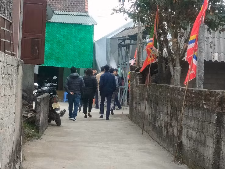  Mâu thuẫn trong đám cưới khiến chủ nhà bị đâm tử vong: Ngày 31/12/2022, gia đình ông Nguyễn Văn T. (61 tuổi), trú tại thôn Đình Cương, xã Trung Lộc, huyện Can Lộc, Hà Tĩnh tổ chức lễ cho con trai. Sau khi tổ chức tiệc cưới xong, bất ngờ xảy ra mâu thuẫn giữa Nguyễn Như Hiến (41 tuổi), trú tại thôn Đình Cương, xã Trung Lộc với một người đàn ông tên Q. trú cùng thôn. Trong lúc lời qua tiếng lại, đối tượng Nguyễn Như Hiến đã chạy sang nhà hàng xóm lấy dao nhọn xông vào đám cưới. Thấy người cháu cầm dao đến, ông T. đã đứng ra can ngăn mâu thuẫn nhưng đối tượng Hiến đã dùng con dao trên tay đâm mạnh vào ngực ông T., khiến nạn nhân tử vong.