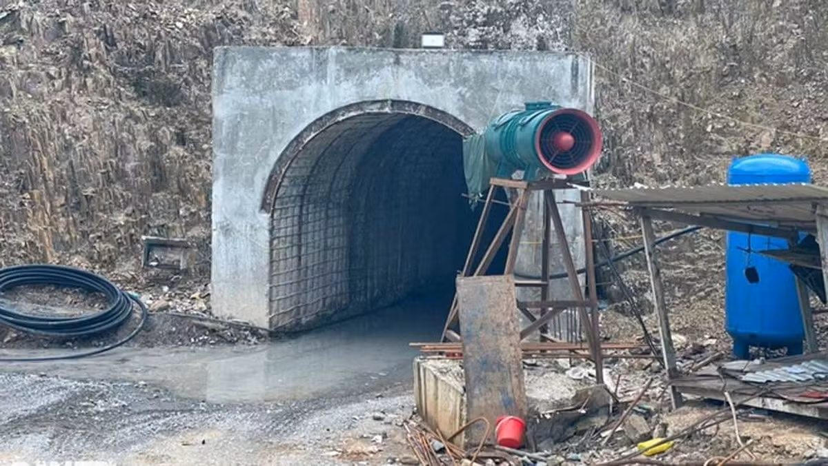  Sập hầm thủy điện ở Lai Châu, 2 người tử vong: Sáng 6/10/2021, tại công trường xây dựng thủy điện Nậm Củm 3, xã Pa Ủ, huyện Mường Tè, tỉnh Lai Châu đã xảy ra vụ sập hầm. Vào thời điểm đó, các công nhân đang khoan hầm thủy điện thì bất ngờ bị sập khiến 2 công nhân bị thương được đưa đi bệnh viện cấp cứu nhưng không qua khỏi.
