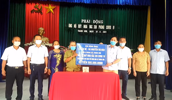 Mot ho dan ung ho 4,5 ty quy vaccine phong COVID-19 tiem cho ca xa