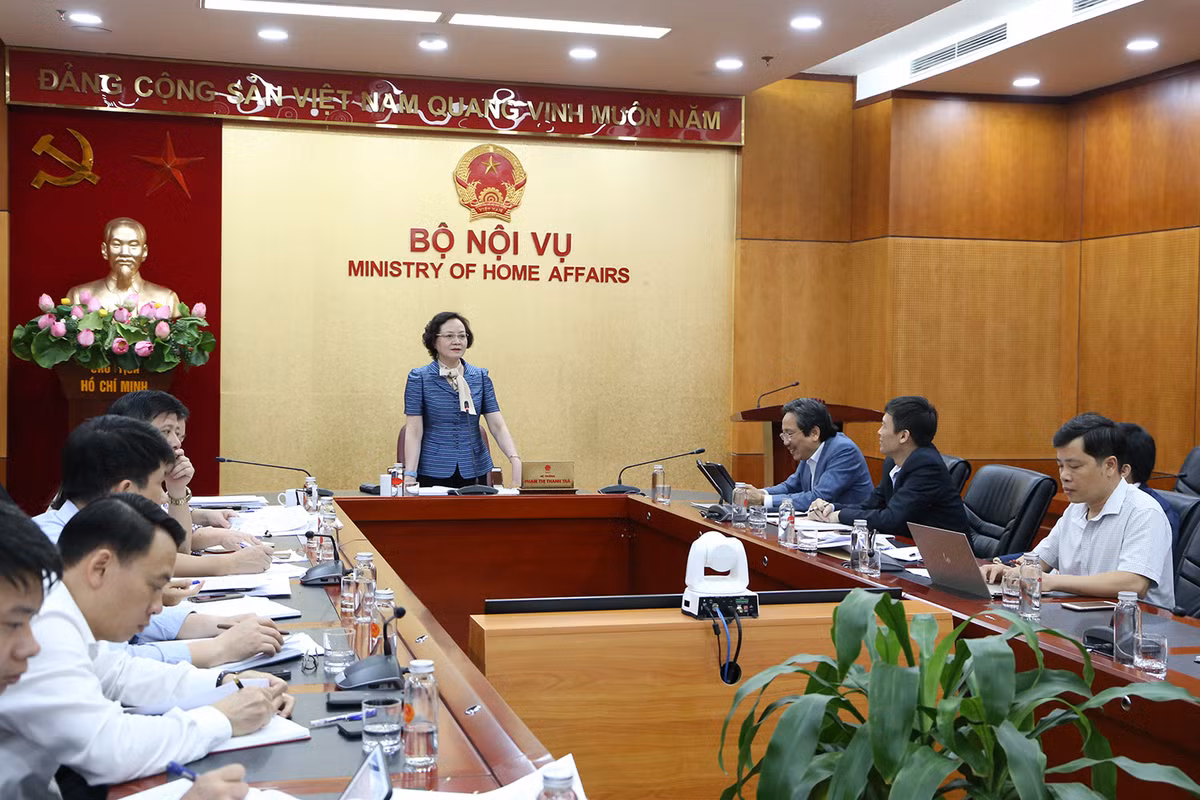 Can bo phai mac vay dai qua goi, khong xe ta qua cao