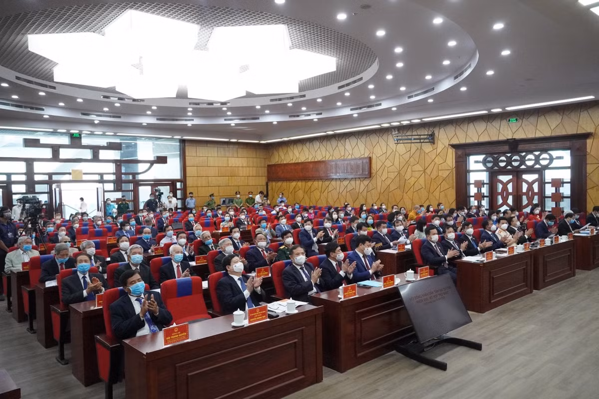 Với 100% số bầu, bà Nguyễn Thị Ngọc Bích, Ủy viên Ban Thường vụ Tỉnh ủy, Phó Chủ tịch Thường trực HĐND tỉnh khóa XV và ông Nguyễn Khắc Toản, Tỉnh ủy viên, Phó Chủ tịch HĐND tỉnh khóa XVI được bầu tái đắc cử giữ chức Phó Chủ tịch HĐND tỉnh khóa XVII.