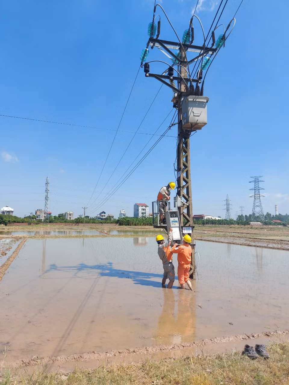 Để giảm bớt lượng điện năng tiêu thụ và chi phí tiền điện khi phải sử dụng điều hòa nhiệt độ, thiết bị làm lạnh mùa nắng nóng, PC Hải Dương mong muốn khách hàng nên cài nhiệt độ điều hòa trong phòng chênh lệch không quá nhiều so với nhiệt độ ngoài trời (khoảng 5 độ C).