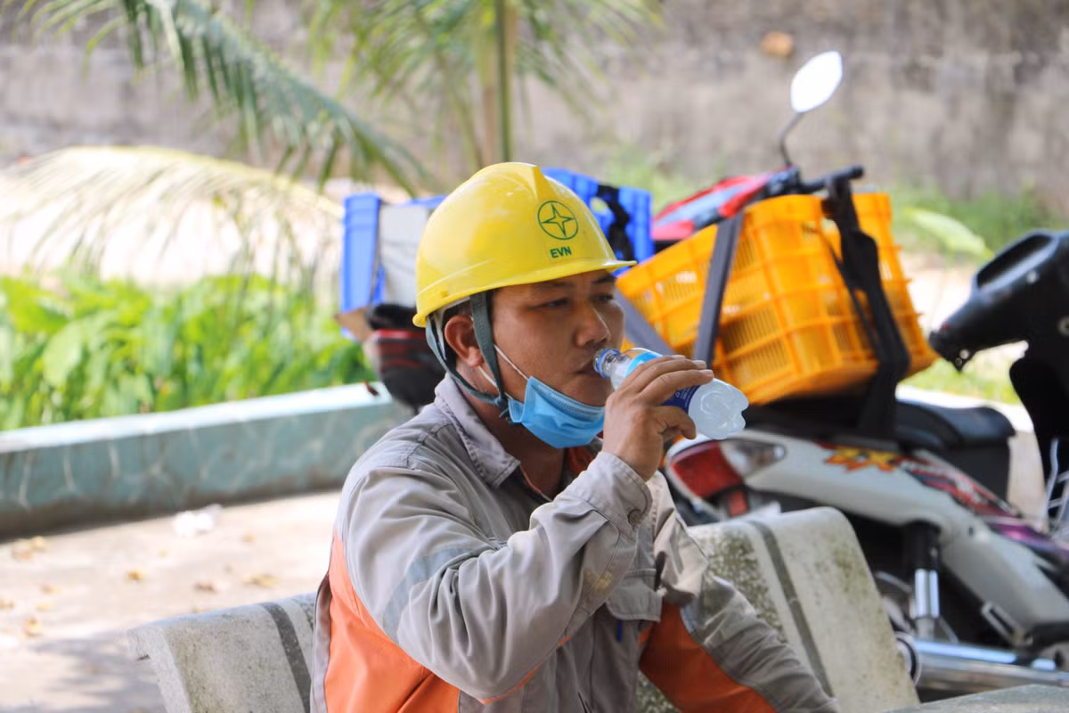 Phút nghỉ ngơi của một công nhân điện lực.