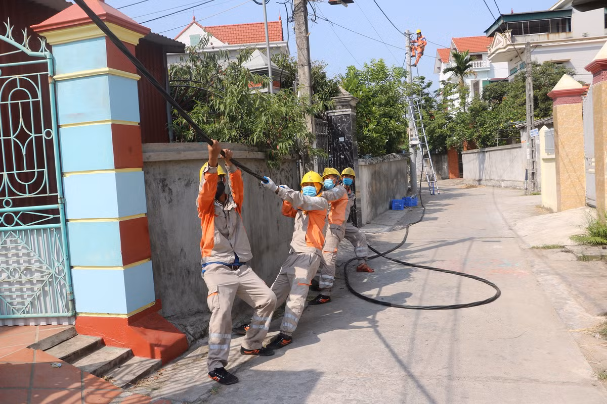 Trước tình hình thời tiết nắng nóng còn tiếp diễn trong mùa hè, PC Hải Dương đề nghị các cơ quan, công sở, nơi sản xuất và người dân cần tiếp tục chú ý sử dụng điện an toàn, tiết kiệm và hiệu quả.