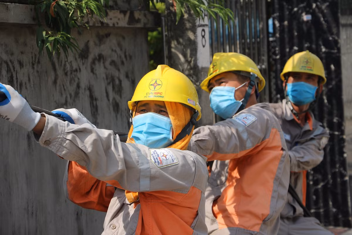 Nắng nóng khiến những người thợ điện thêm vất vả khi làm việc ngoài trời.