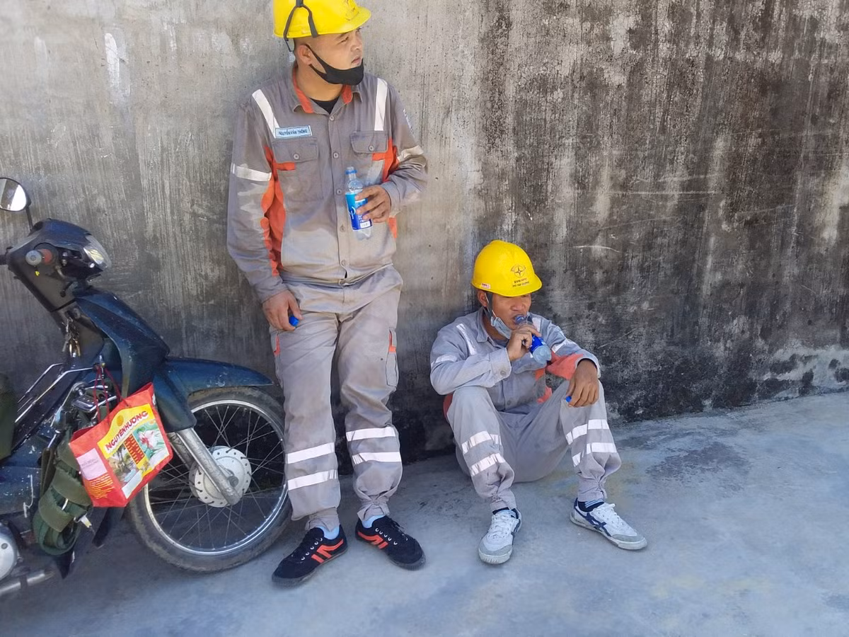 Áo ướt đẫm mồ hôi sau khi làm việc dưới trời nắng nóng.