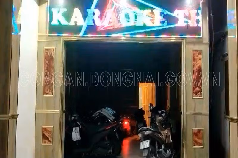 2 nhan vien karaoke khoa than tiep khach: Chu quan vi pham gi?