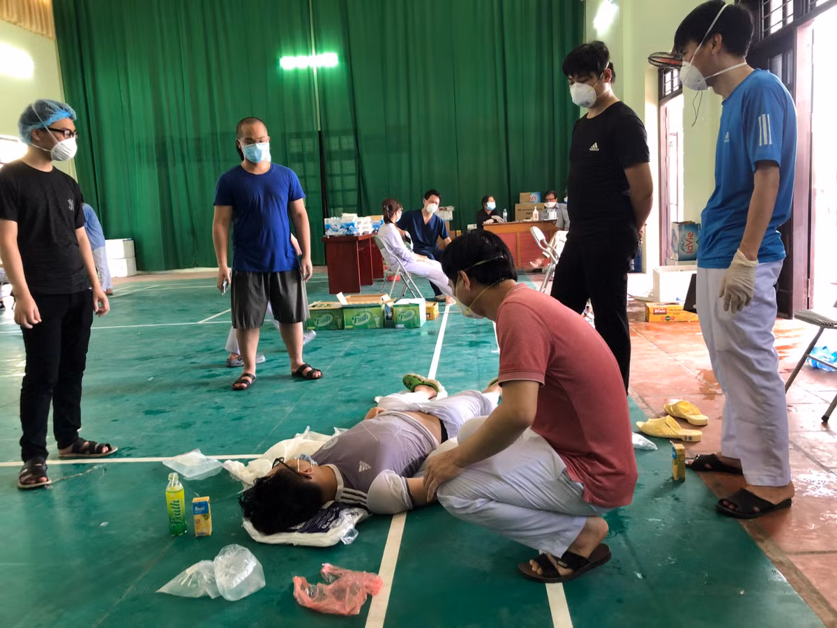 Nang nong 40 do: Xuc dong nhan vien y te tam dich doi nuoc da len nguoi lam mat-Hinh-3