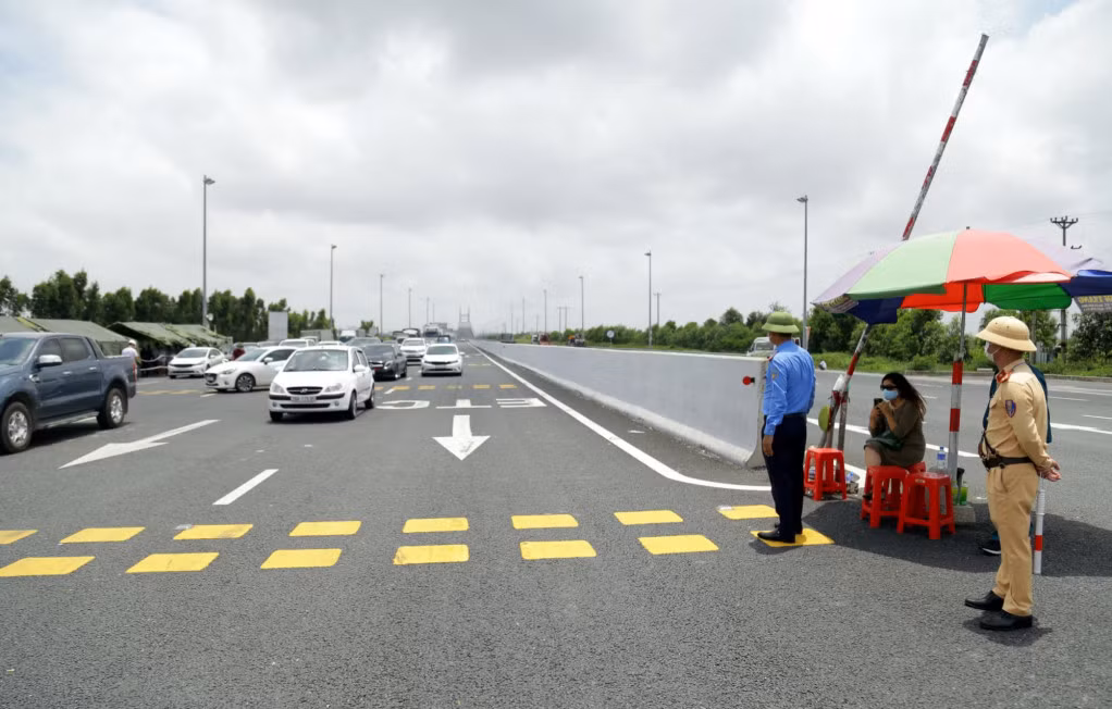  Quảng Ninh: Tất cả những người từ TP.HCM đến tỉnh từ 16/5 đến nay phải xét nghiệm SARS-CoV-2. Tỉnh khuyến nghị người dân đang sinh sống, học tập tại TP.HCM không di chuyển về Quảng Ninh để phòng chống dịch. Trường hợp phải về Quảng Ninh vì lý do bất khả kháng, phải khai báo trung thực tại các chốt kiểm soát và cách ly y tế tập trung 21 ngày theo hình thức tự trả phí.