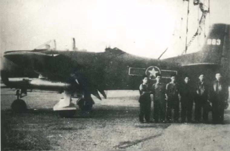 Tháng 9/1963, một phi công Không quân Hoàng gia Lào đã lái một máy bay huấn luyện T-28 Trojan bay sang hàng phía Việt Nam. Đây là “món quà” bất ngờ đối với KQND Việt Nam thời kỳ này, bởi khi đó ta không có một loại máy bay chiến đấu hay máy bay có vũ trang nào. Ảnh: Phi công Việt Nam đứng bên chiếc T-28.