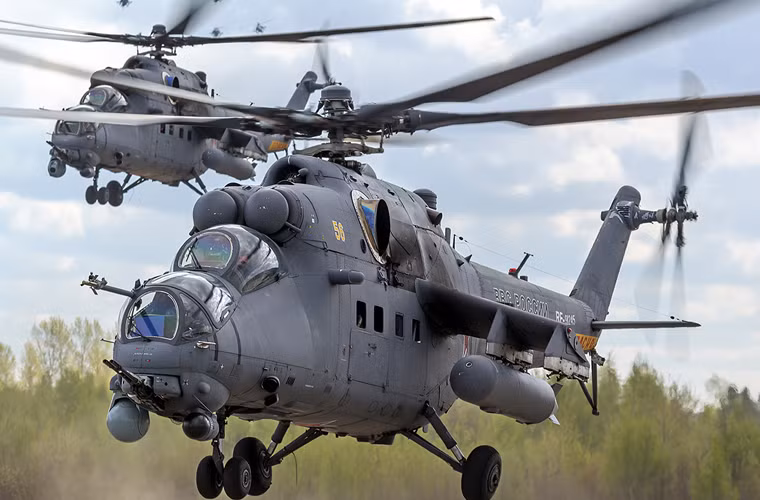 Về khả năng mang vác vũ khí, trực thăng tấn công Mi-35M thiết kế với cánh ngắn hơn Mi-24V nhưng mang được tải trọng tương đương (2,4 tấn) trên 4 giá treo.