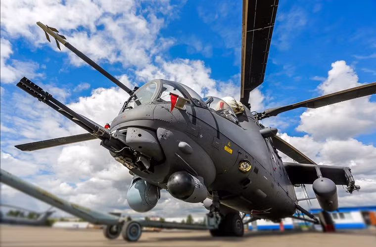 Thay vì thiết kế pháo tự động nằm trên thân, tháp pháo trực thăng Mi-35M được chuyển về đầu mũi. Trên đó lắp pháo nòng kép GSh-23V cỡ 23mm với cơ số đạn 450-470 viên. Pháo có thể bắn với tốc độ 3.400-3.600 phát/phút, chống được mục tiêu bọc thép, công sự kiên cố, phù hợp diệt bộ binh địch.