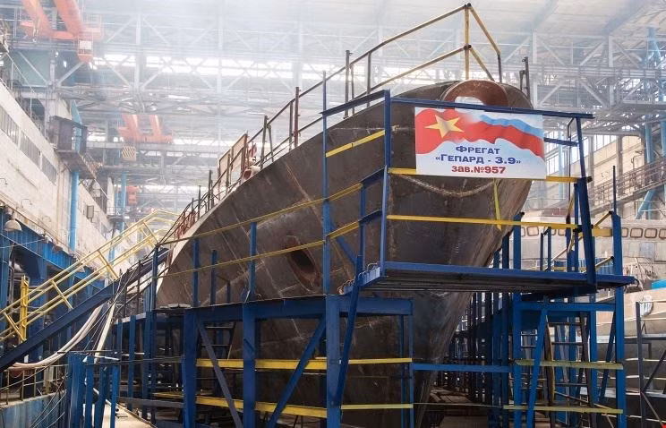 Cả hai tàu hộ vệ Gepard 3.9 này cùng được khởi công vào ngày 24/9/2013.