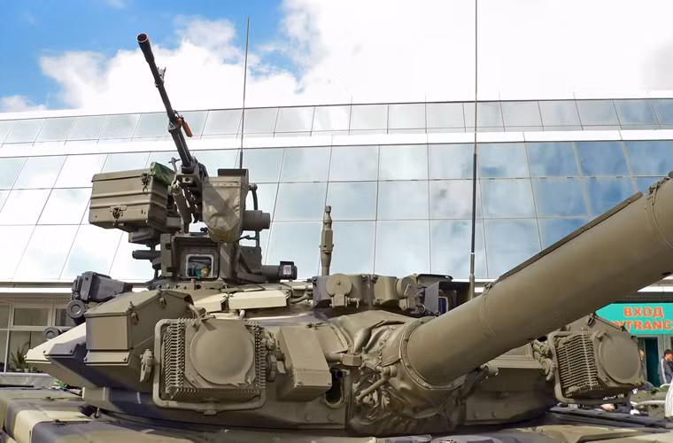 Tuy nhiên, mặt khác biệt và là ưu thế hơn so với T-72B3 là việc T-90 được trang bị trạm điều khiển vũ khí từ xa lắp đại liên 12,7mm. Vũ khí này giúp chế áp hỏa lực bộ binh đối phương ở cự ly gần, đối phó với việc kẻ địch sử dụng RPG tấn công cự ly dưới 200m.