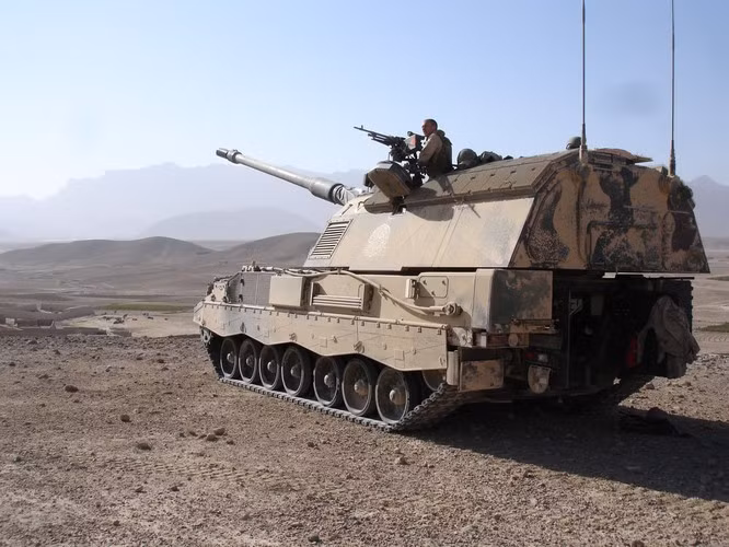 Tầm bắn tiêu chuẩn của PZH-2000 là 30-35km, lên trên 40km nếu sử dụng đạn tăng tầm.